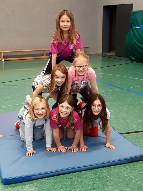 menschenpyramide.jpg